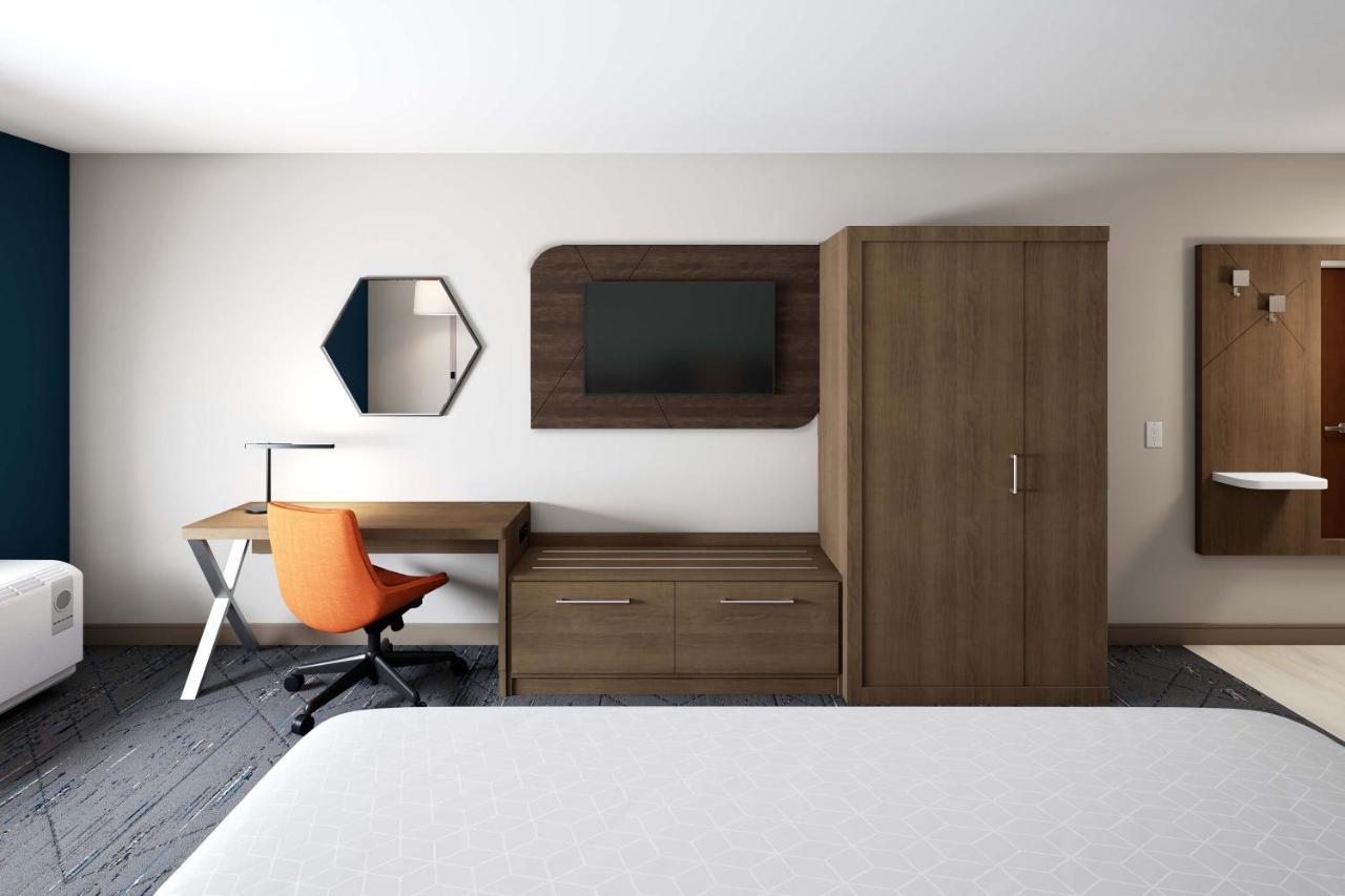 Express & - Austin - By Ihg Hotel